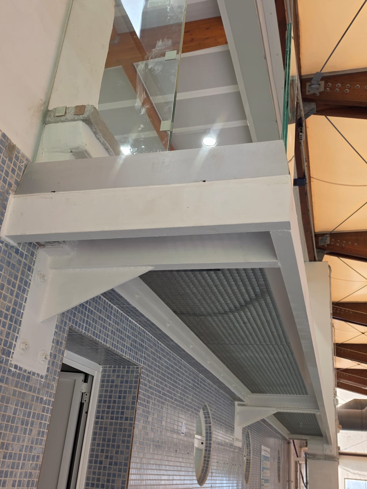 Estructura metálica reforzada de la cubierta