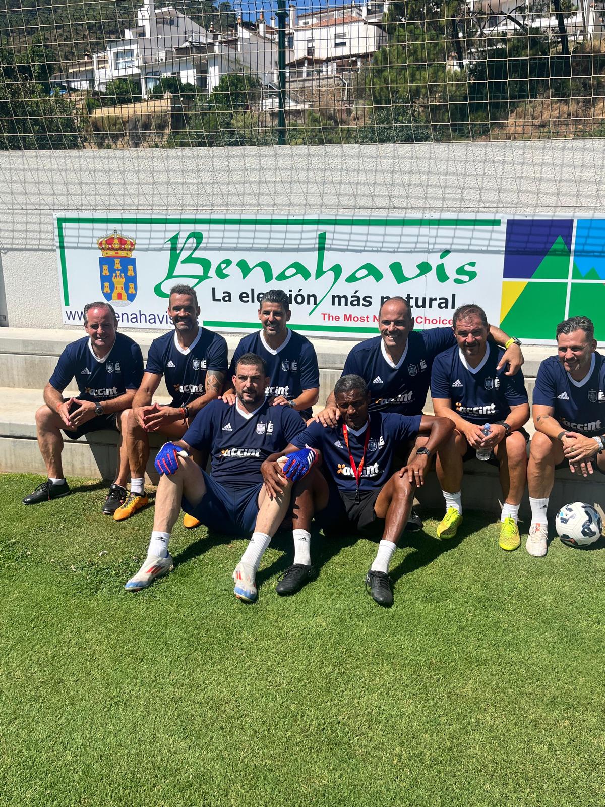 Equipo de Leyendas de la Selección Española con camiseta ACCINT en el banquillo