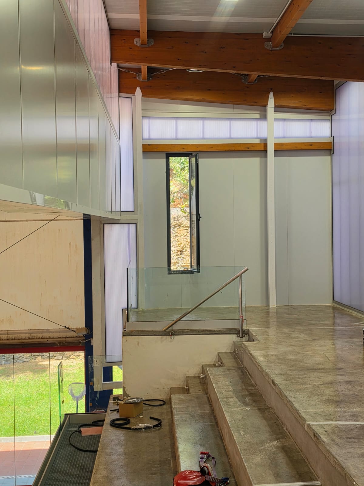 Interior de la instalación con paneles y vidrio renovados