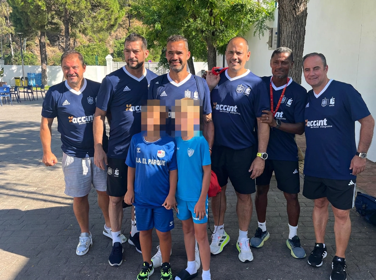 Leyendas de la Selección Española posando con niños de escuelas deportivas municipales