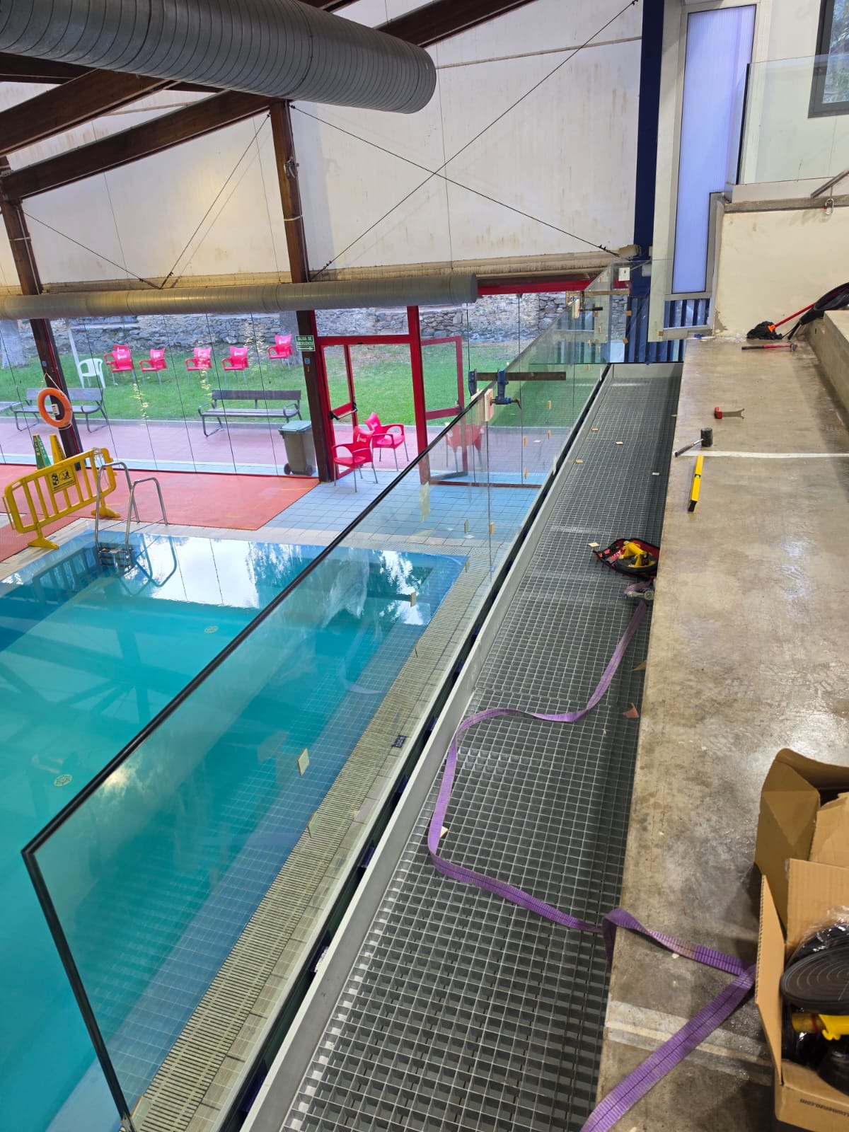 Nuevo cerramiento de vidrio instalado en la piscina María Peláez